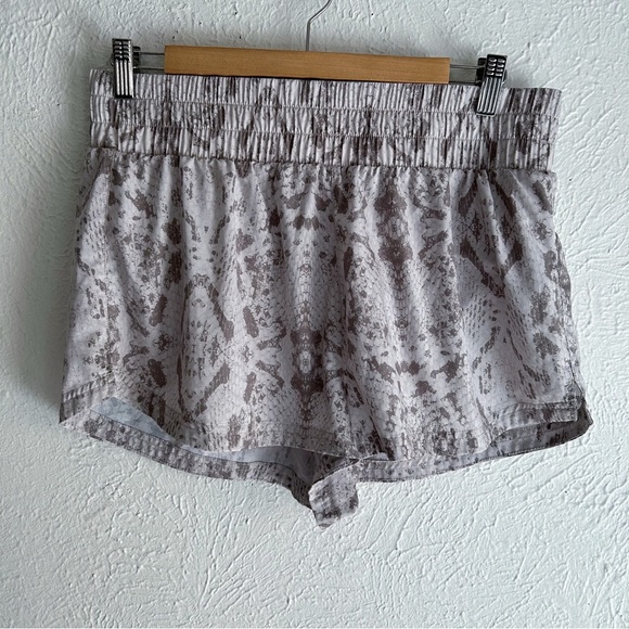 Varley Kallin Running Short Taupe Gray Snake Print Medium - Picture 2 of 6